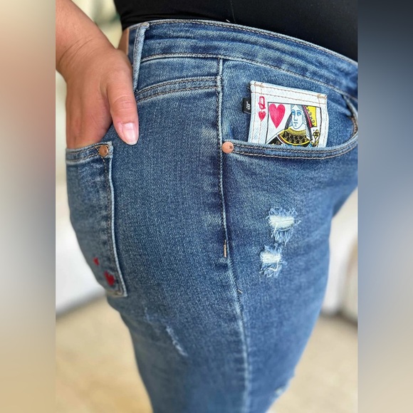 Judy Blue Queen of ❤️ Distressed Slim Fit BF Jeans Plus Size Med Wash - Picture 2 of 4